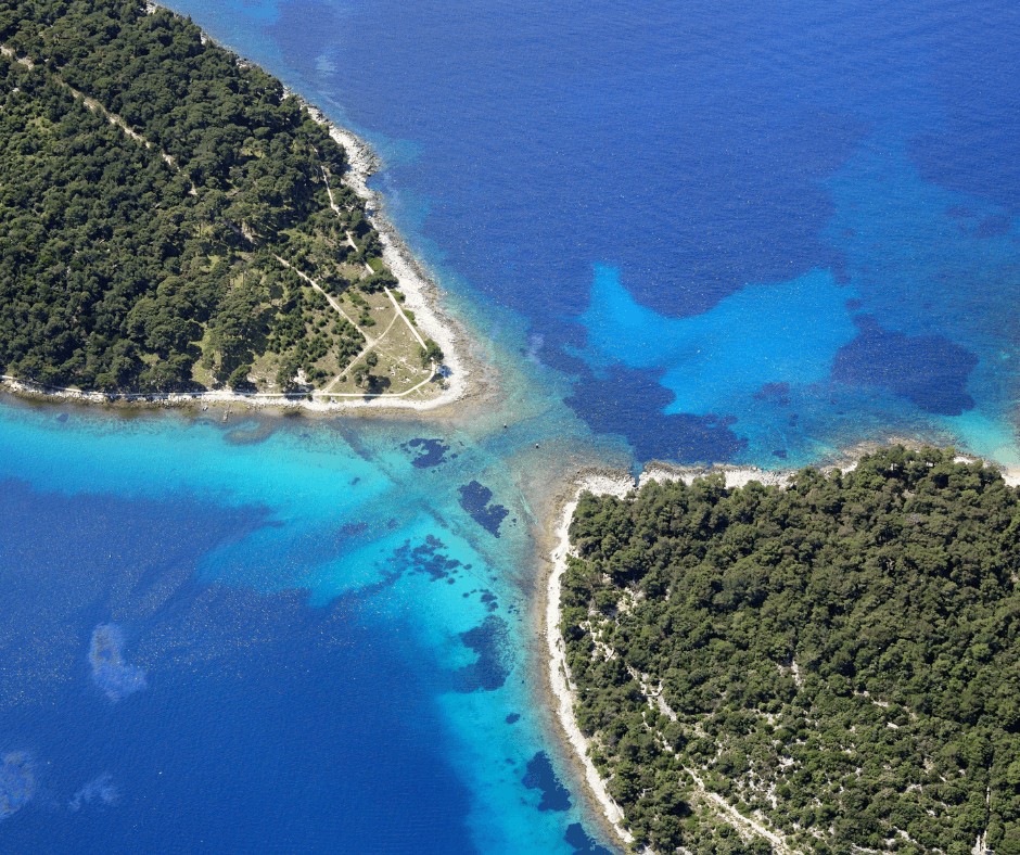 Losinj Island ideal zum Segeln in Kroatien; Türkisblaues Wasser und grüne Inseln