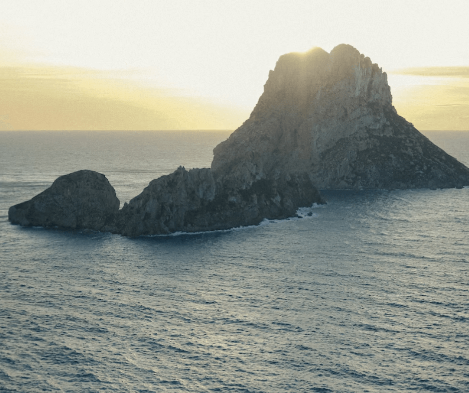 Die Insel es Vedra, steiniges relief, sonne am untergehen