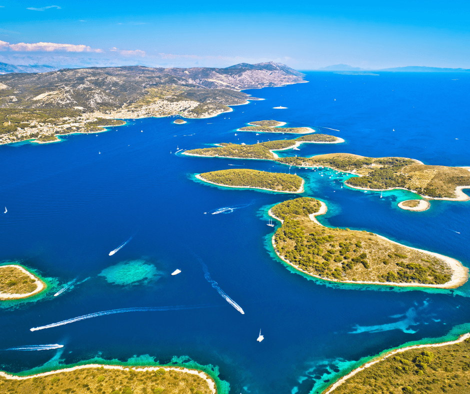Die Insel Hvar ist super schön zum Sgeeln in Kroatien; kleine Inselgruppen im klarem Wasser