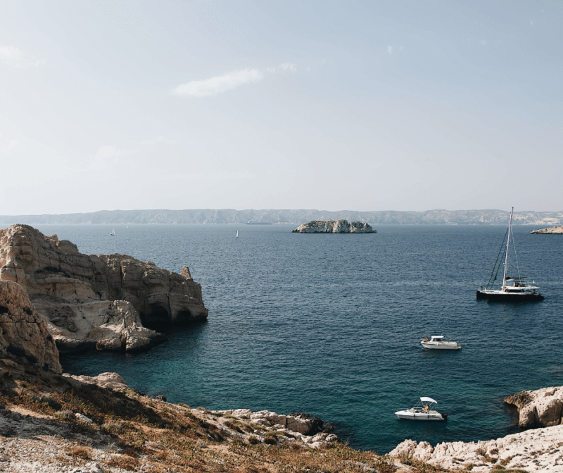 Küste von Marseille mit Segelbooten im Hintergrund