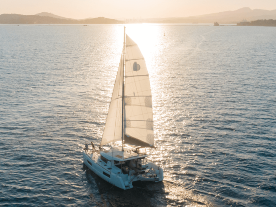 Katamaran segeln in den sonnenuntergang