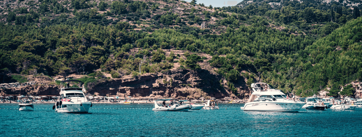 Kroatien Küste mit Booten
