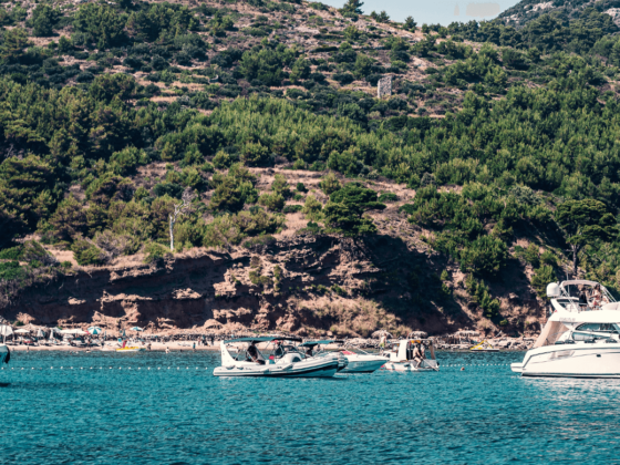 Kroatien Küste mit Booten