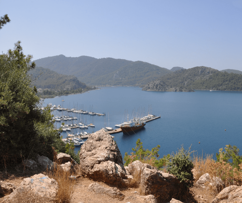 Segelboote in einer Bucht in der Türkei