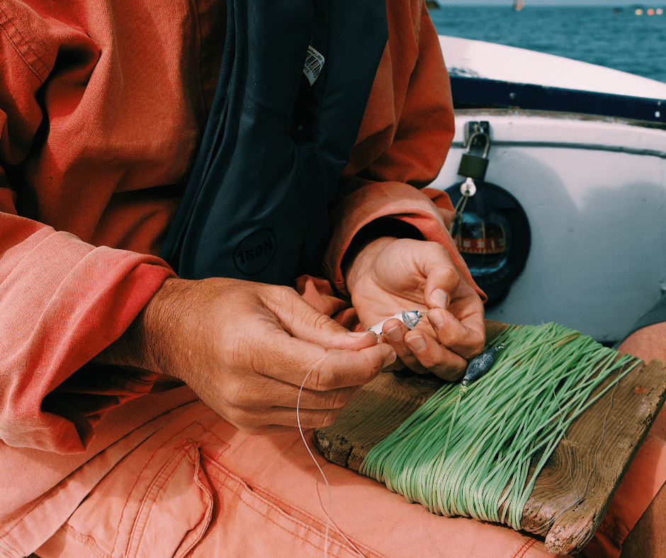 Fischer bereitet Köder vor