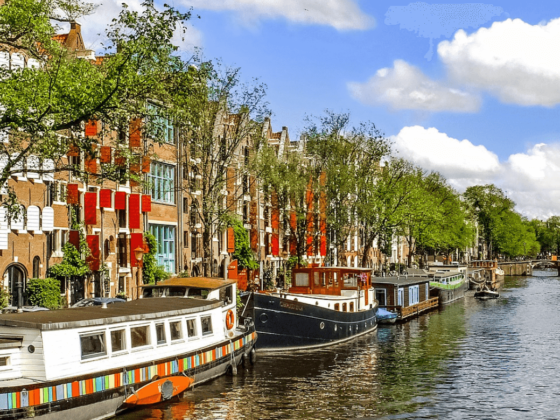 Hausboote auf einem Kanal in Amsterdam