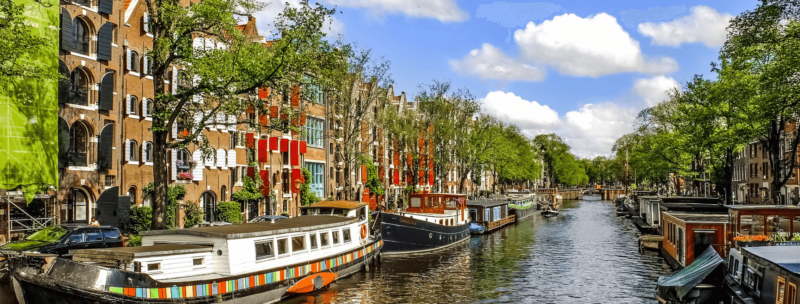 Hausboote auf einem Kanal in Amsterdam