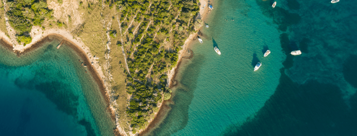 Adriaküste aus Vogelperspektive mit Booten und Insel