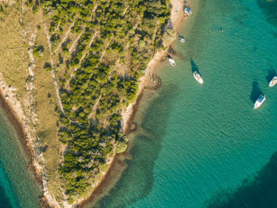 Adriaküste aus Vogelperspektive mit Booten und Insel
