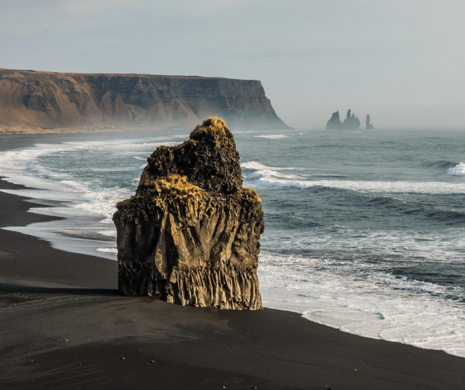 Basalt-Formation an der rauen Küste von Reynisfjera 