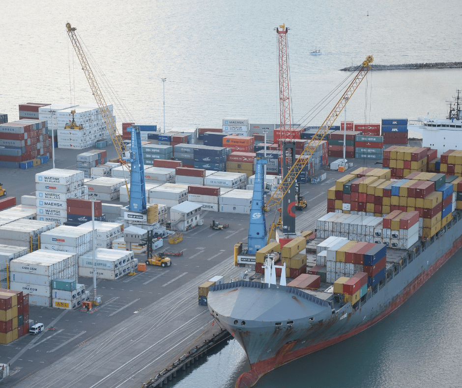 Logistik im Containerhafen ist entscheidend für die Binnenschifffahrt 