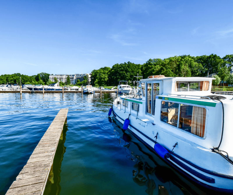 Hausboot im Hafen in Deutschland 