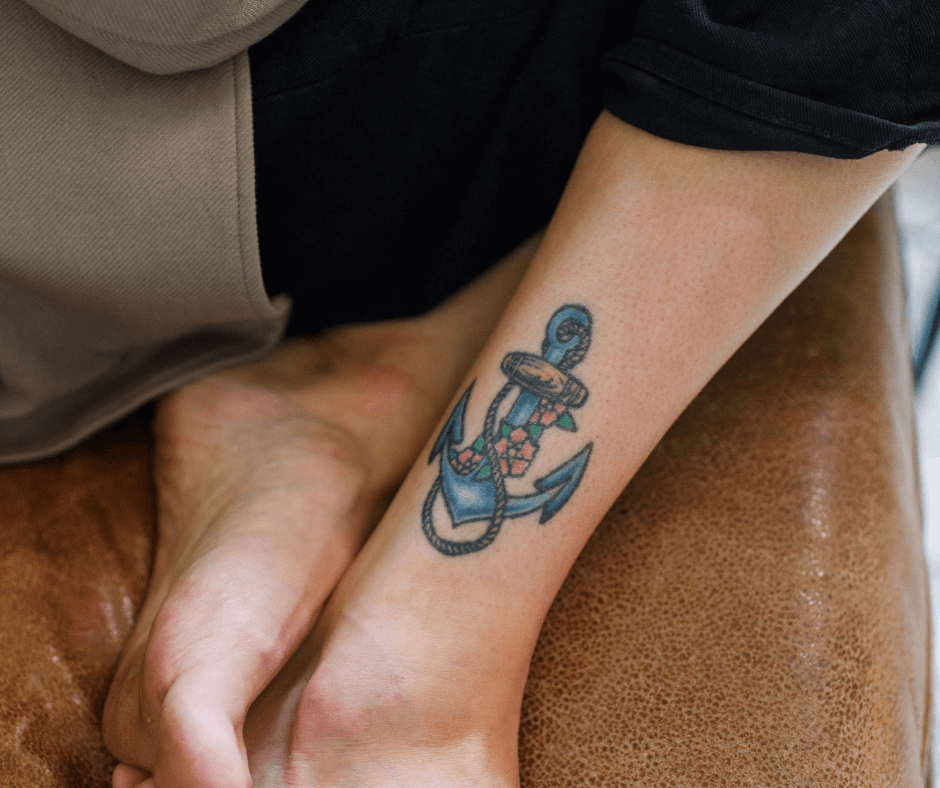 Buntes Anker Tattoo am Bein