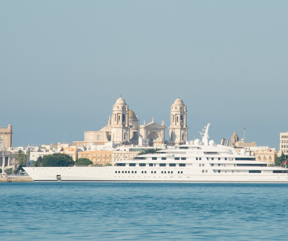 Die größte Yacht der Welt, Azzam Yacht, Hafen von Cádiz, Spanien