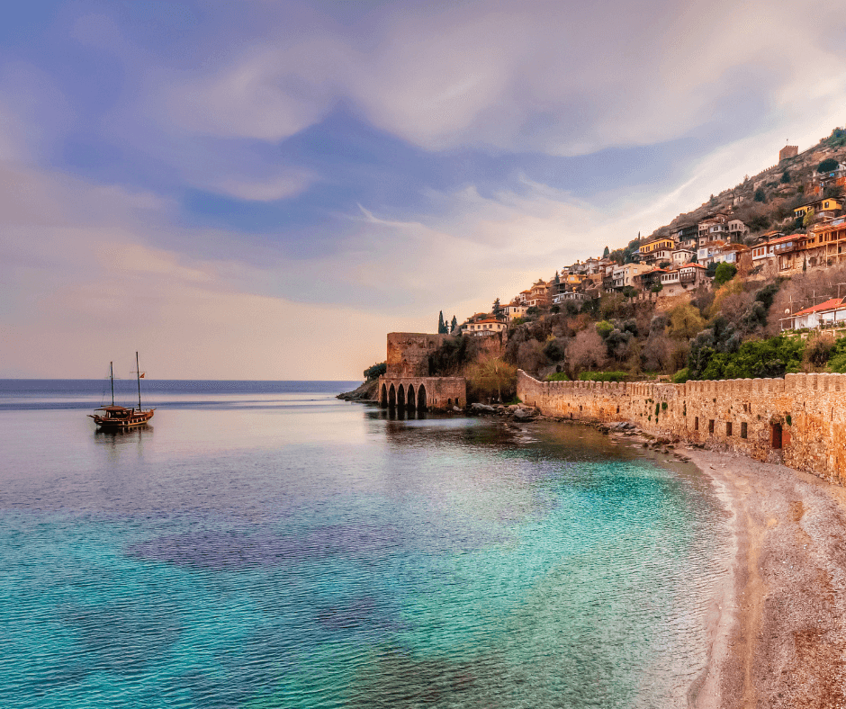 Gulet auf dem Mittelmeer in Alanya mit Hügellandschaft im Hintergrund