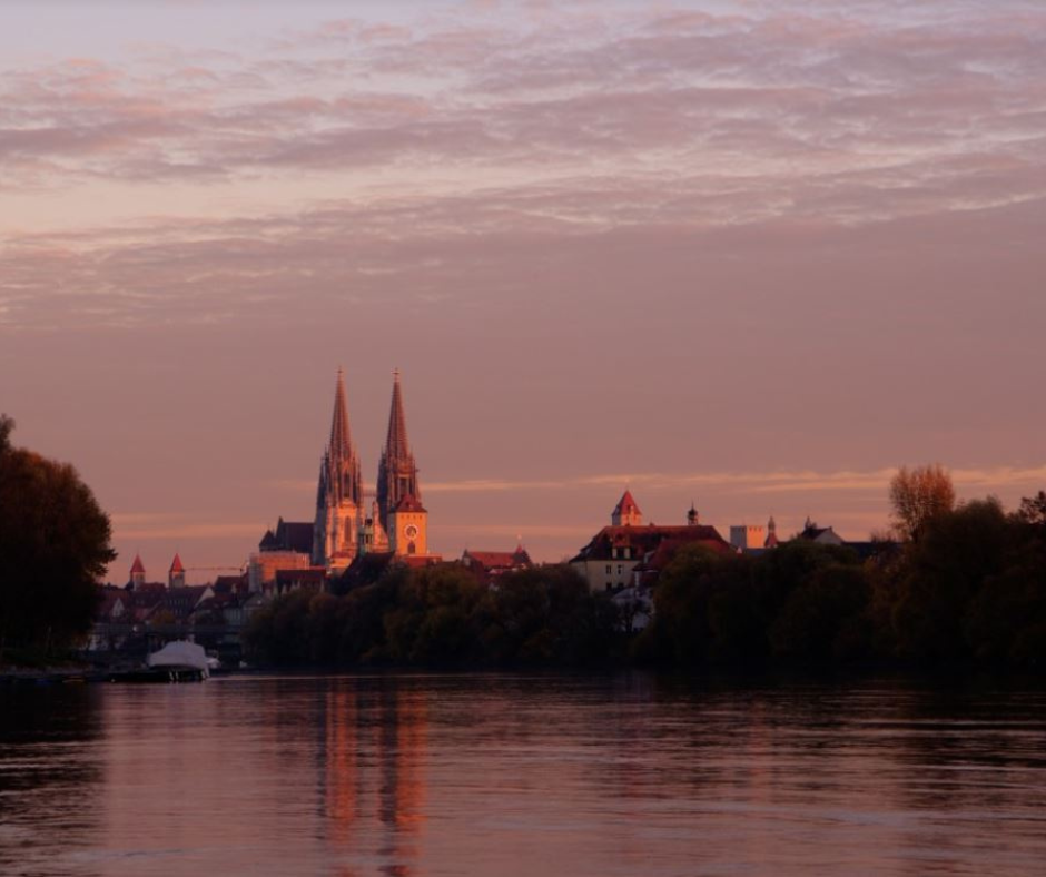 Donau beim Sonnenuntergang mit Blick auf den Dom