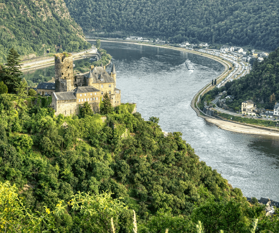 Burg Rheinstein am Rhein inmitten grüner Naturlandschaft