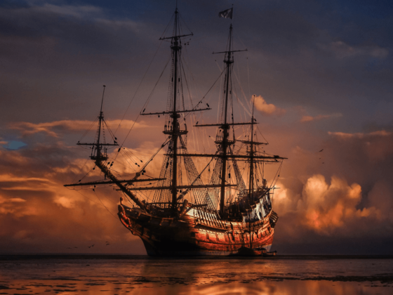 Altes Piratenschiff bei Sonnenuntergang auf dem Meer