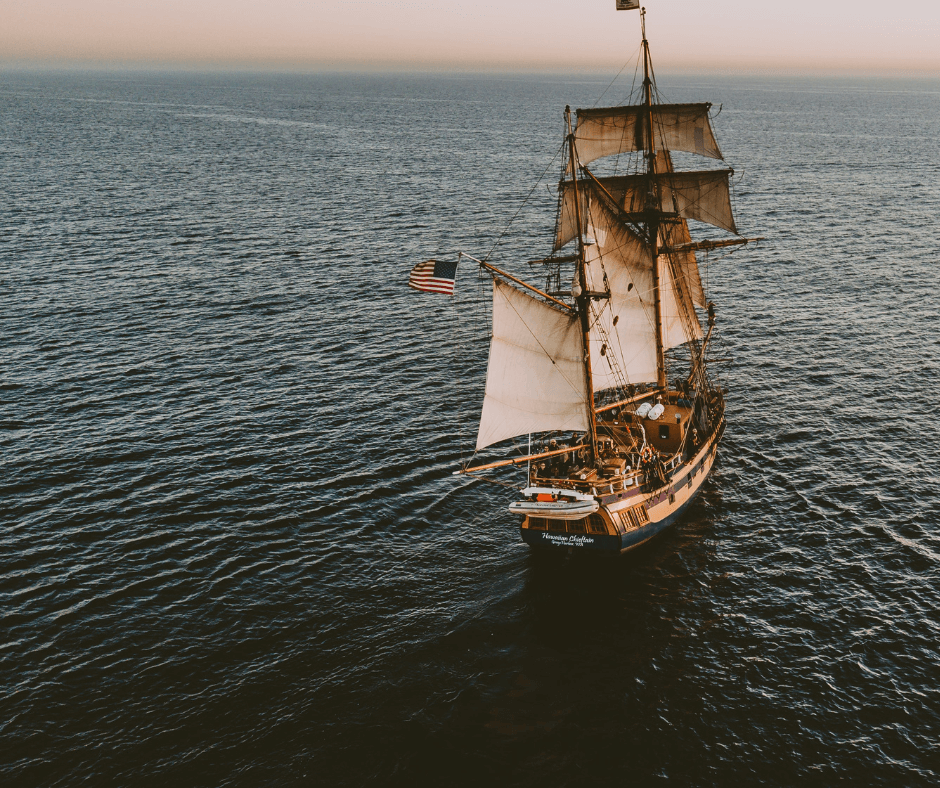 Altes Piratenschiff auf See unter amerikanischer Flagge