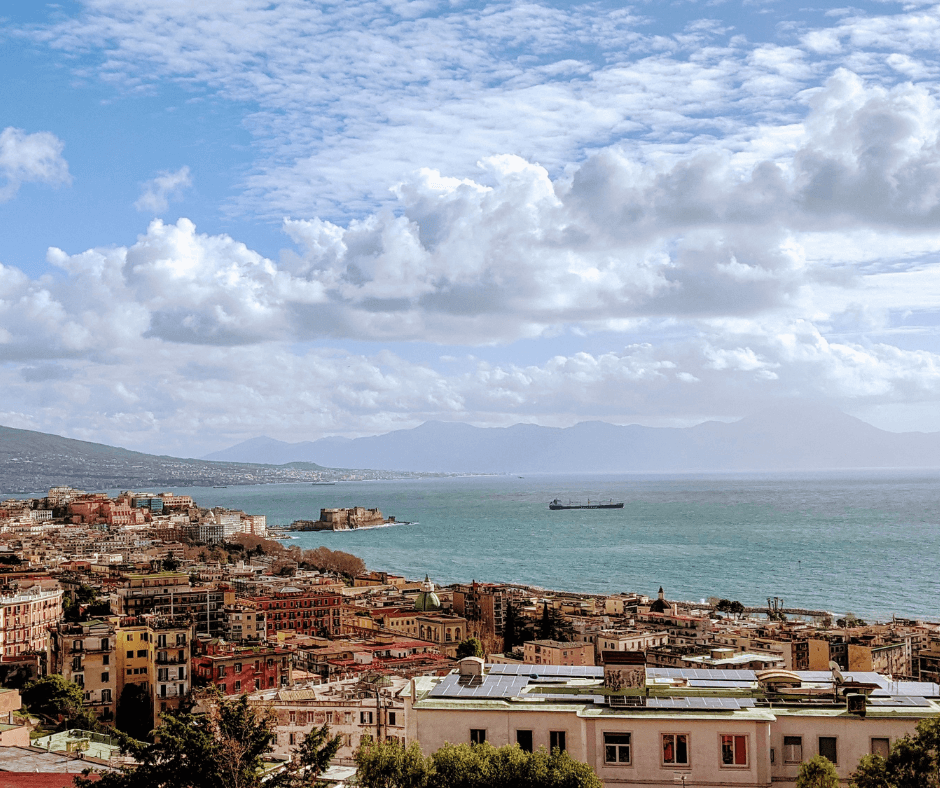Die Küste von Neapel in Italien bei leicht bewölktem Wetter 
