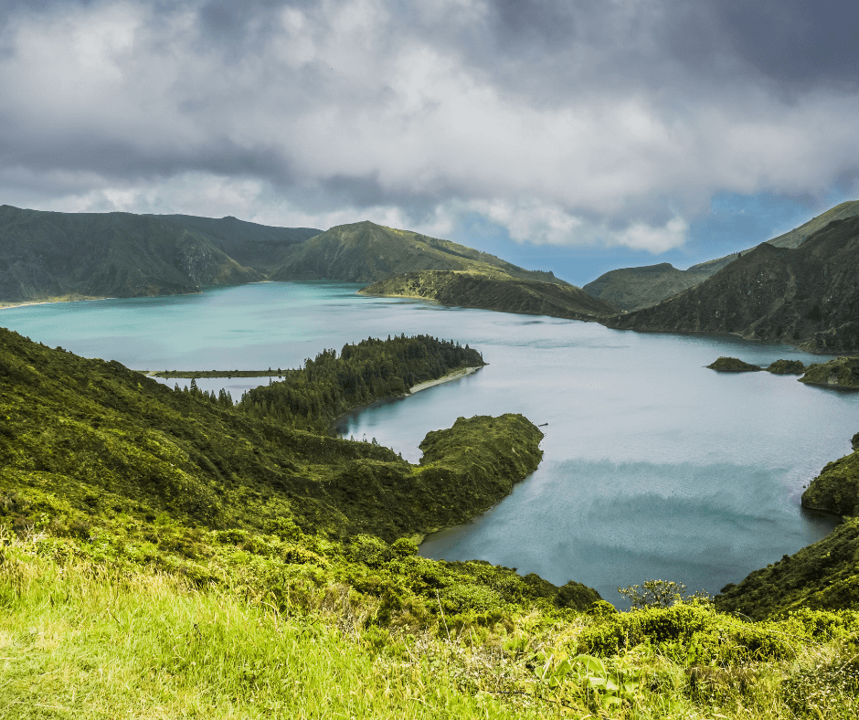 Kratersee inmitten grüner Hügellandschaft auf der Insel Pico, Azoren