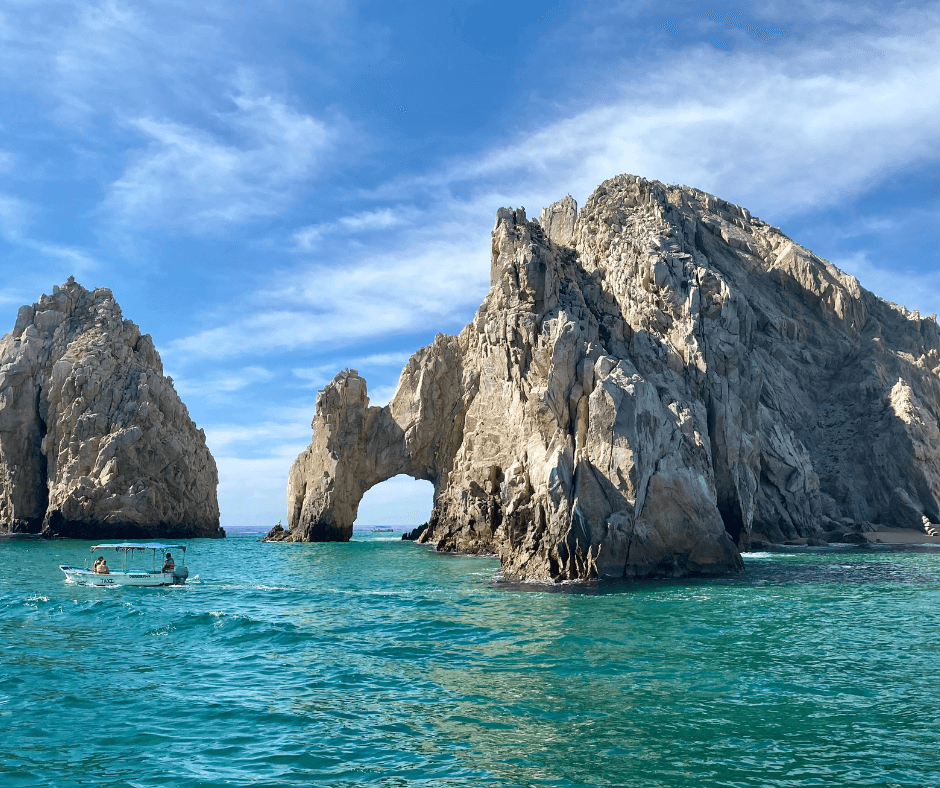 Golf von Kalifornien - Felsen ragen aus dem türkisblauen Wasser mit einem Motorboot auf dem Wasser 