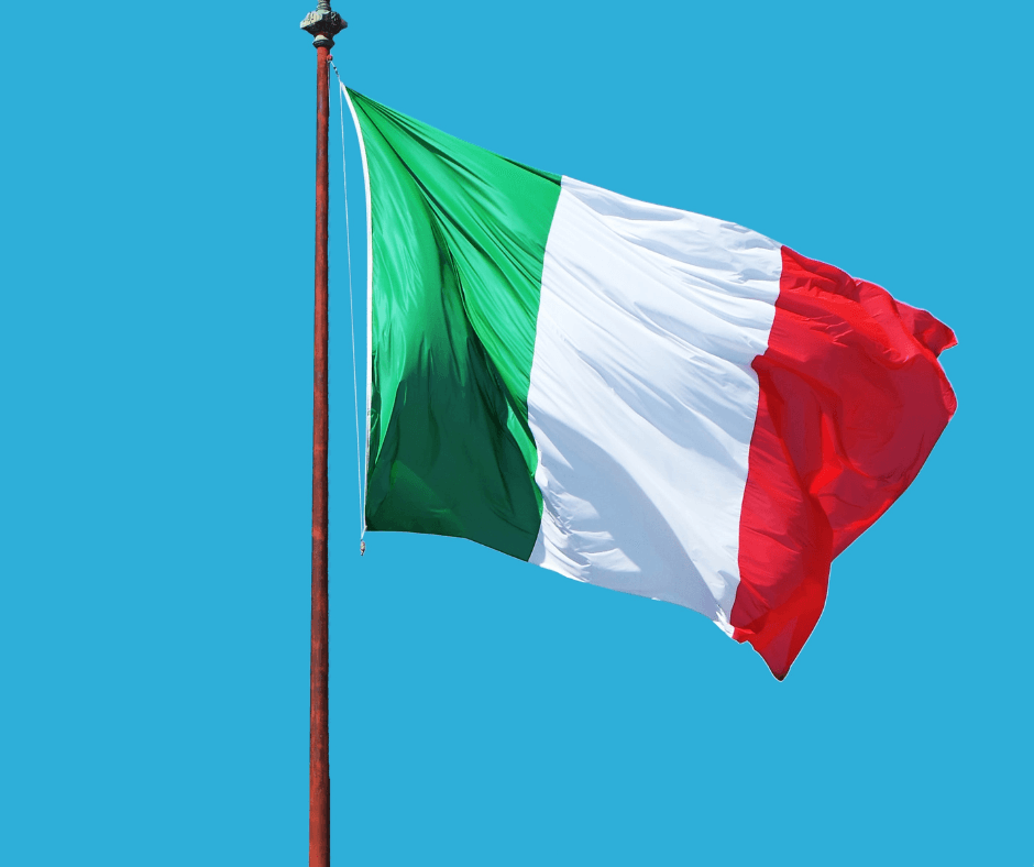 Italienische Flagge an einem Fahnenmast vor blauem Himmel 