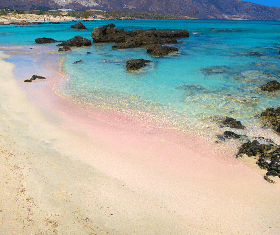 Pinker Strand Elafonissi, Kreta  - Pinker Sandm Steine ragen aus dem türkisblauen Wasser