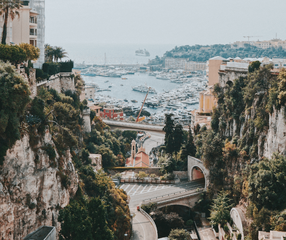 Blick auf den Hafen von Monaco, welcher voll von Yachten, Fähren, Motorbooten und Segelbooten ist