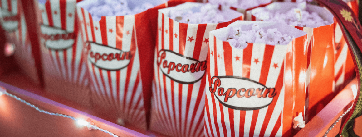 Popcorn um Segelfilme zu schauen in einer rot-weiß-gestreiften Papiertüte