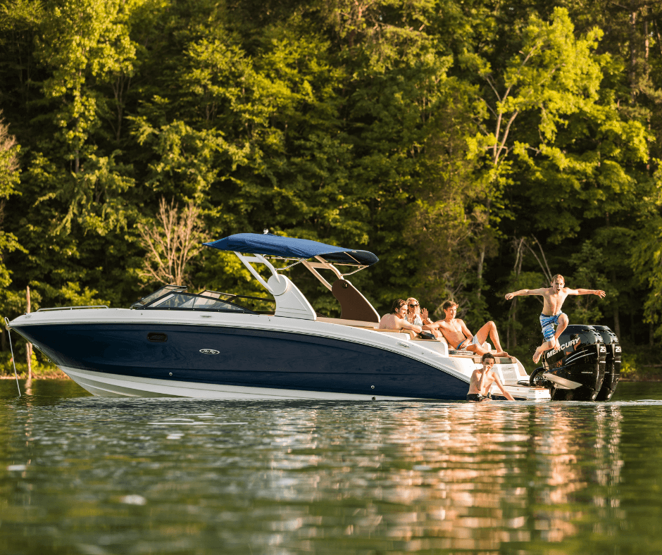 Boot mieten für einen Tag - Personen auf einem Boot, Freunde, Familie, Person springt ins Wasser, schwarzes Motorboot, Bäume im Hintergrund