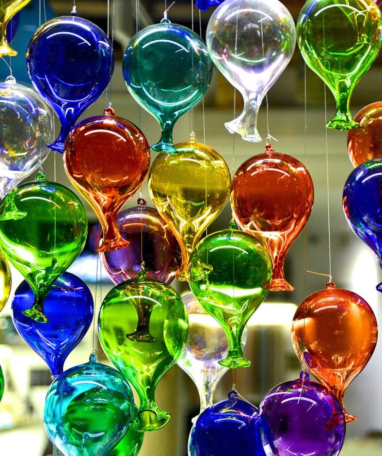 Gläserne Luftballons in vielen verschiedenen Farben in einem Laden in Venedig