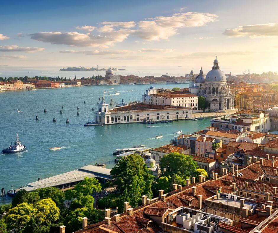 Venedig in der Vogelperspektive mit Booten auf dem Wasser