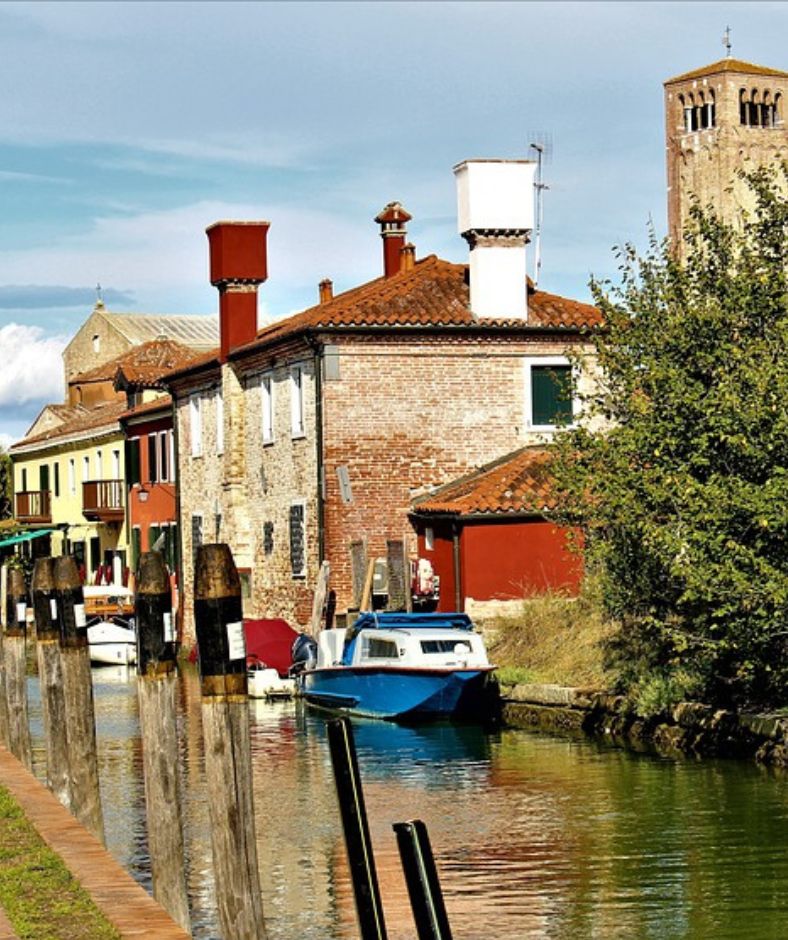 Kanal in Torcello in Venedig mit Häusern und Booten