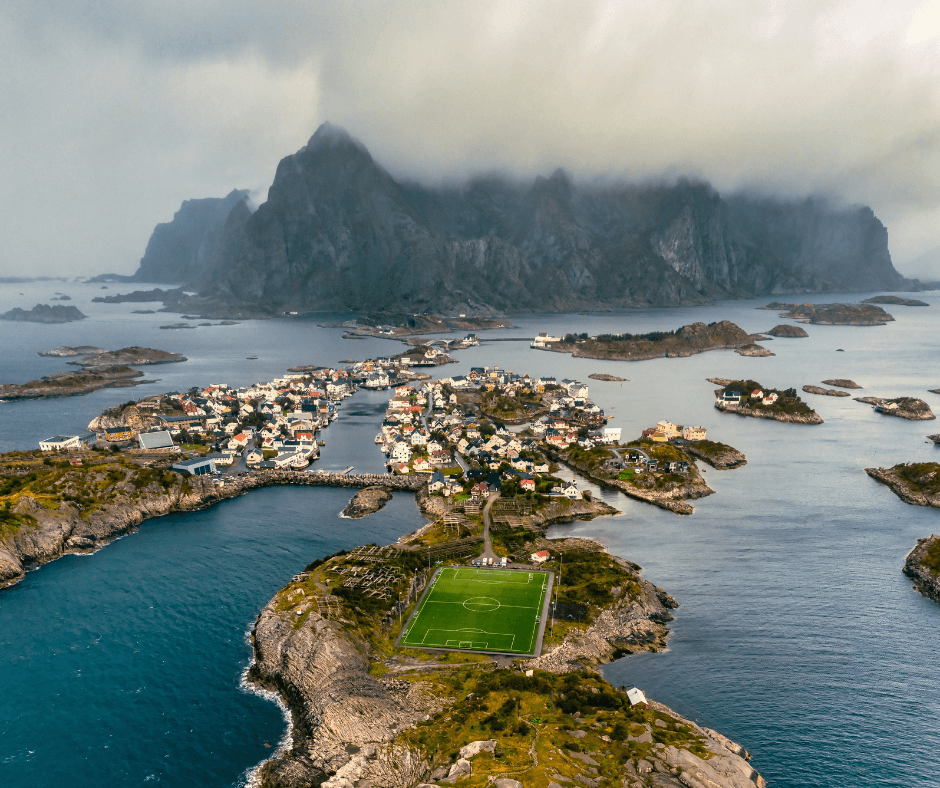 Lofoten Inseln mit Fußballfeld in der mitte