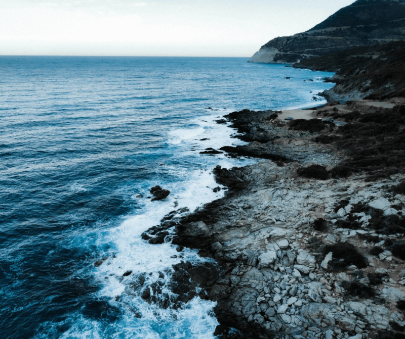 Felsen entlang eines Strandes auf Korsika.