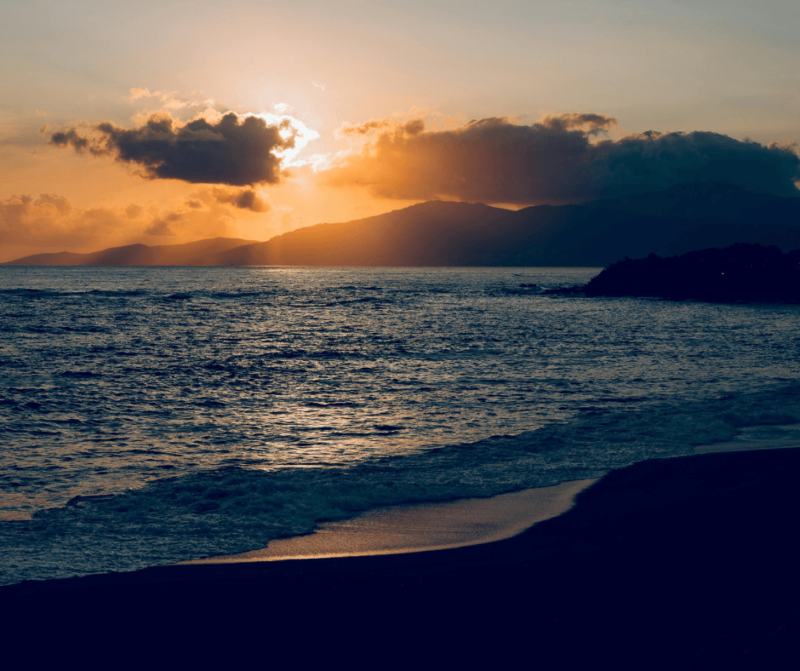Schöner Sonnenuntergang hinter Wolken auf Korsika.