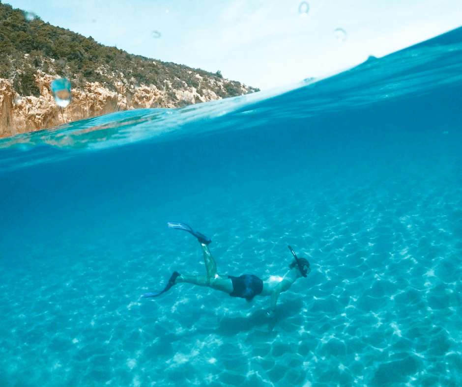 Schnorcheln unter Wasser während dem Segelurlaub. 