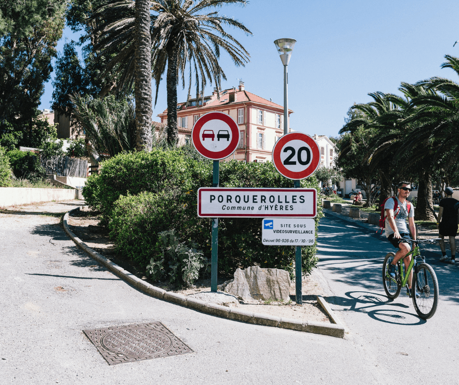 Ein Straßenschild in Porquerolles, welches Sie bei Ihrem Marseille Urlaub sehen können. 