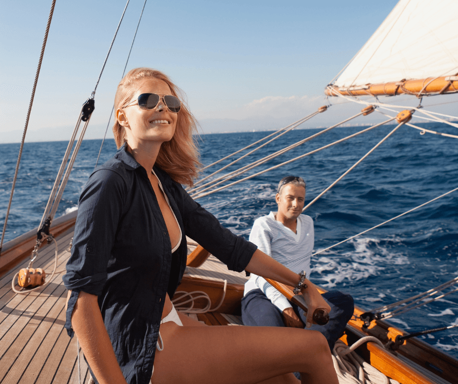 Eine Frau und ein Mann entspannend auf Ihrem Marseille Urlaub auf Ihrem Segelboot.