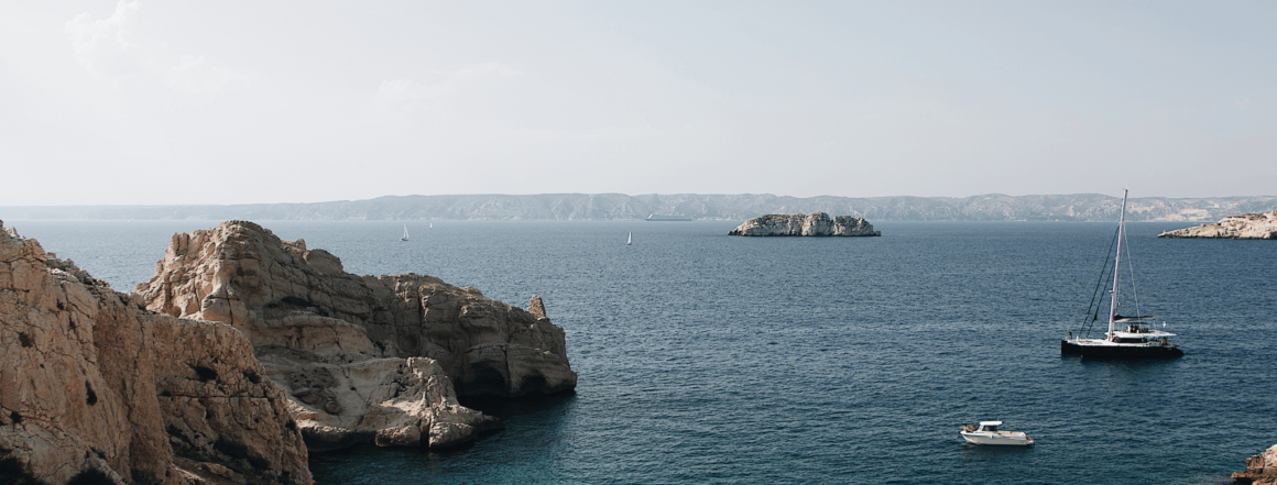 Segelboot auf dem Meer bei einem Marseille Urlaub.