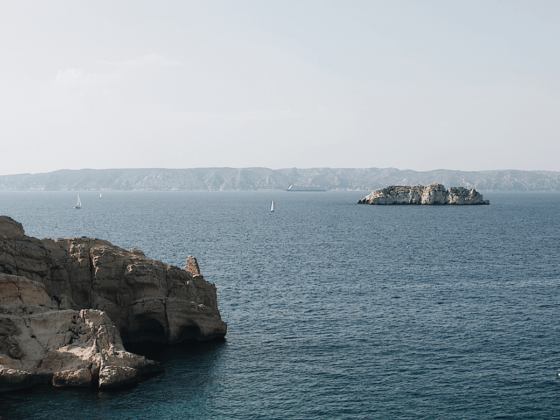 Segelboot auf dem Meer bei einem Marseille Urlaub.