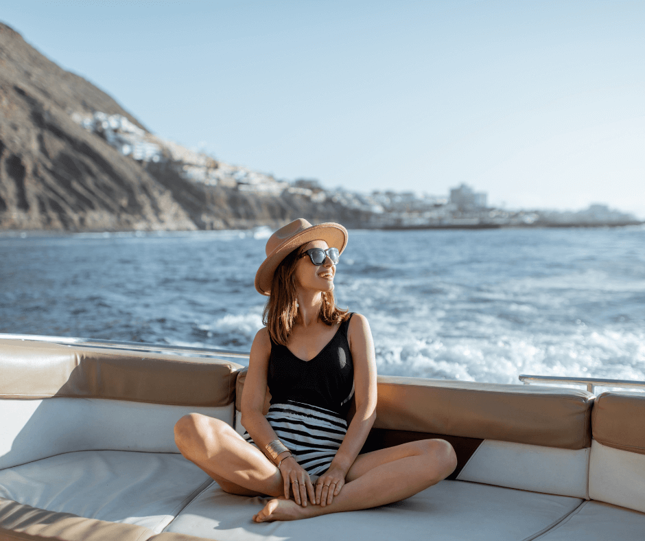 Eine junge Frau auf dem Segelboot in Costa Brava in 2024.
