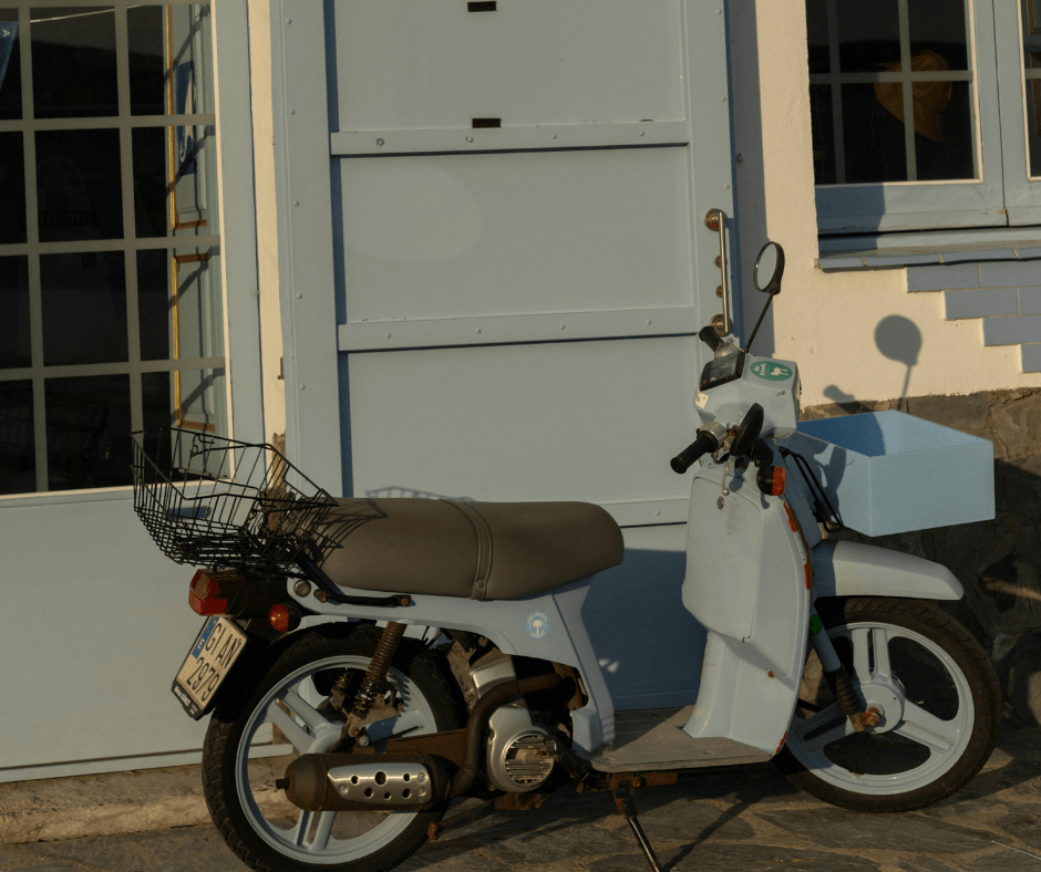Ein blaues Motorrad in Ihrem nächsten Urlaub an der Cotsa Brava 2024.