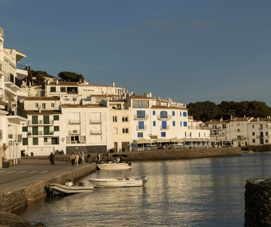 Stadt Cadaqués, welche Sie in Costra BRava 2024 besuchen können.