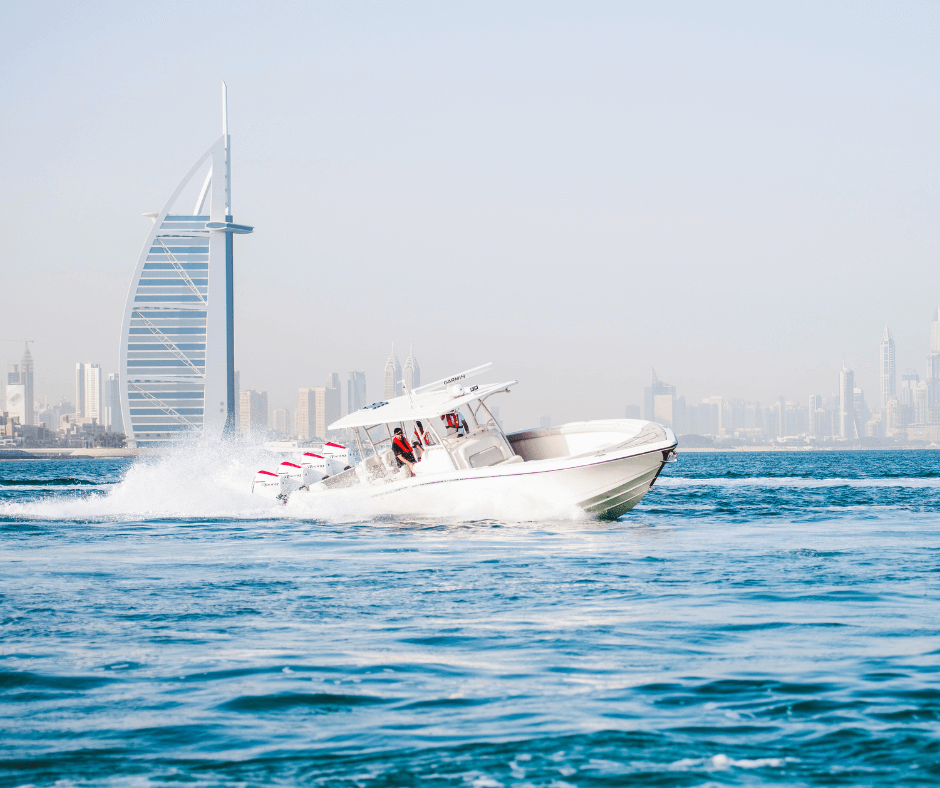 Ein Motorboot auf dem Wasser in Dubai bei Ihrer Reise 2024.