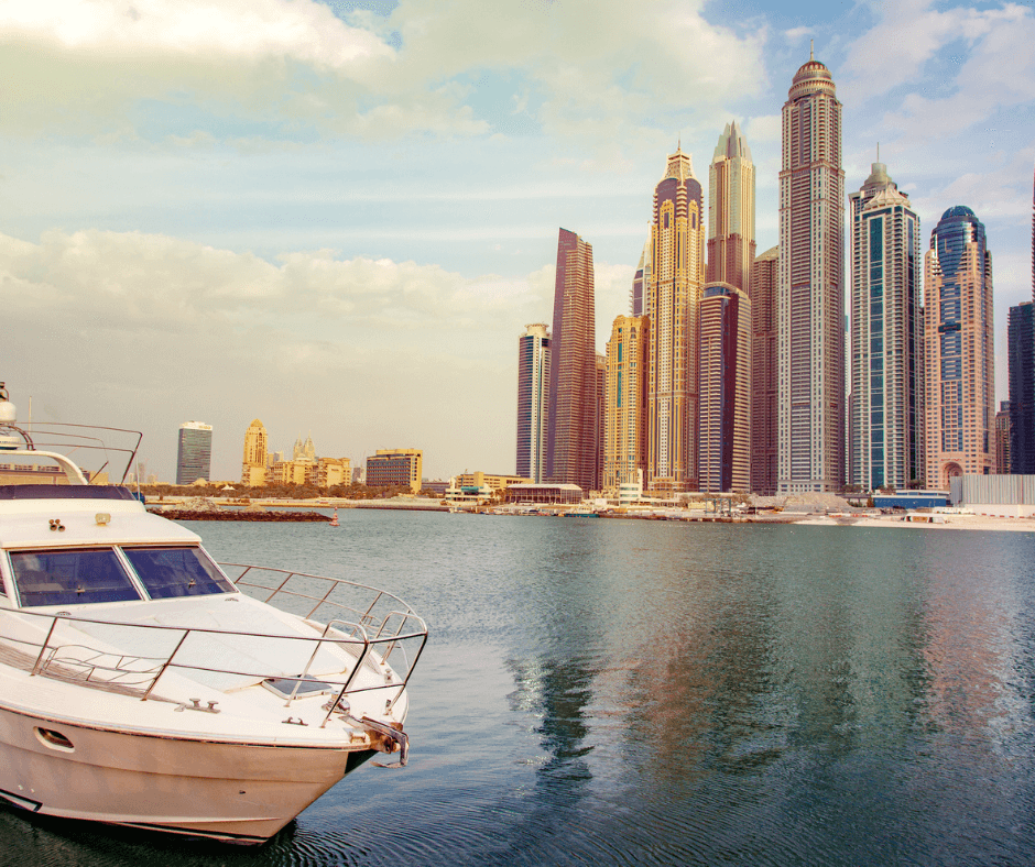 Ein Boot auf dem Wasser in Dubai 2024 vor der atemberaubenden Skyline der Metropole. 