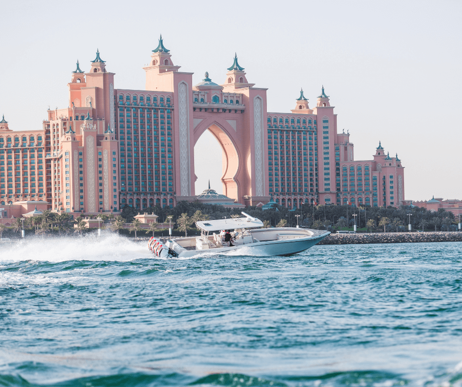 Ein Motorboot vor dem Atlantis Hotel in Dubai 2024.
