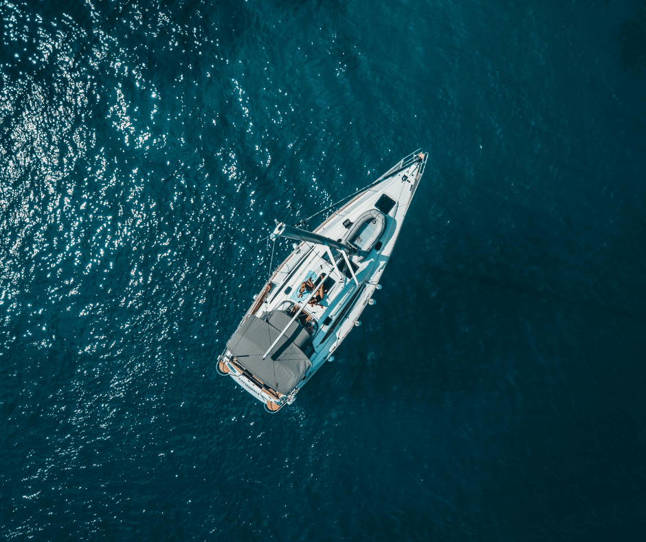Ein Segelboot auf dem Wasser während Ihres Costa Brava Urlaubs.