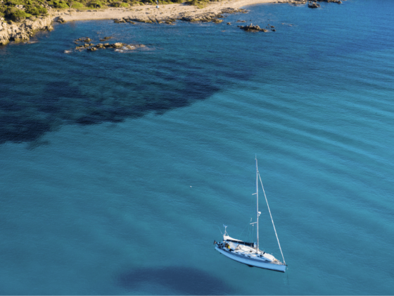 Ein Segelboot auf dem Wasser in Sardinien - entdecken Sie unsere Sardinien Geheimtipps.